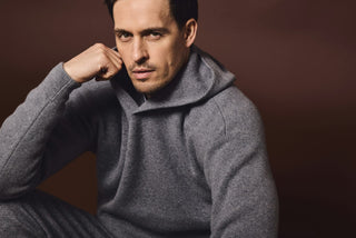 Mann im grauen Sweatshirt