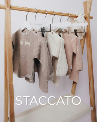 Drei Staccato-Baby-Sweatshirts aus Waffelstrick in Beige, Creme und Rosa.