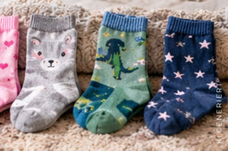 Vier bunte Socken für Kinder mit verschiedenen niedlichen Motiven