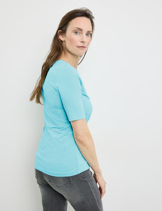 Nachhaltiges T-Shirt mit satiniertem Ausschnitt