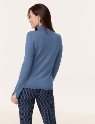Softer Rollkragenpullover mit Armschlitzen