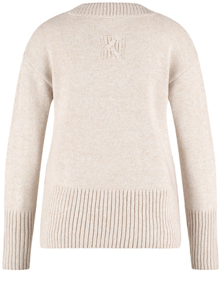Kuscheliger Strickpullover mit Saumschlitz