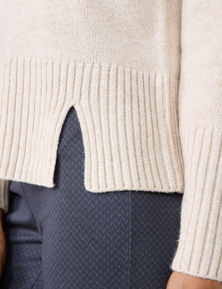 Kuscheliger Strickpullover mit Saumschlitz