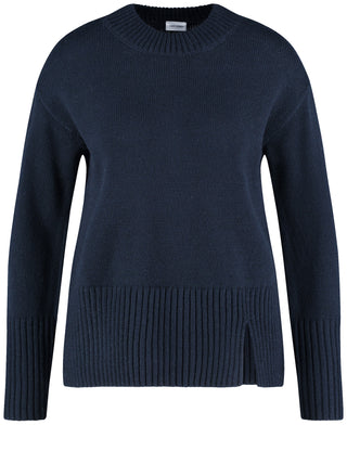 Kuscheliger Strickpullover mit Saumschlitz