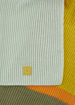 Gestrickter Schal in weicher Wollmischung mit bunten Streifen
