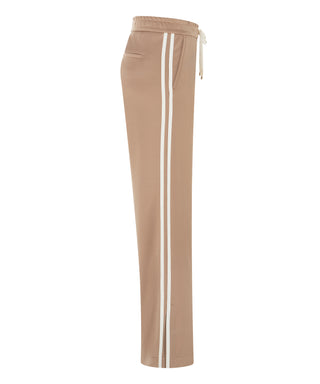 Avril slit