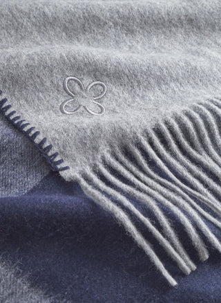 Premium Dreieckstuch aus hochwertiger Wolle mit gewebtem farbigen Streifen