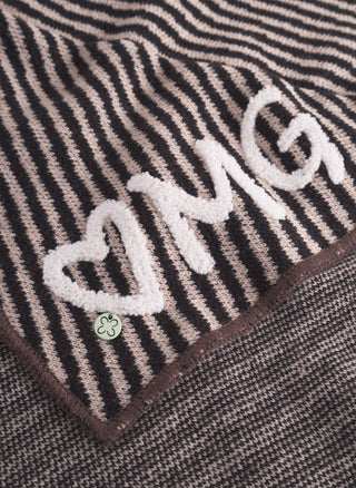 gestricktes Dreieckstuch aus weicher Wollmischung mit Streifengrund und OMG-Patches