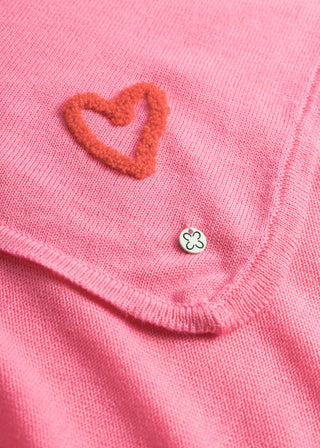 gestricktes Tuch aus weicher Baumwollmischung mit Herzstickereien