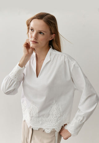 Bluse mit Spitzenbesatz