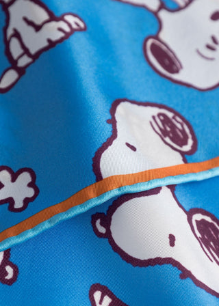 Peanuts Nickituch aus reiner Seide mit  SNOOPY ALL OVER-Muster