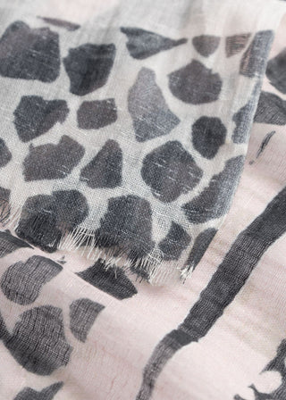 Schal aus hochwertiger Baumwollmischung mit Animal-Muster-Mix