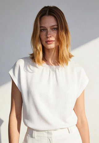 T-Shirt mit Perlen am Ausschnitt