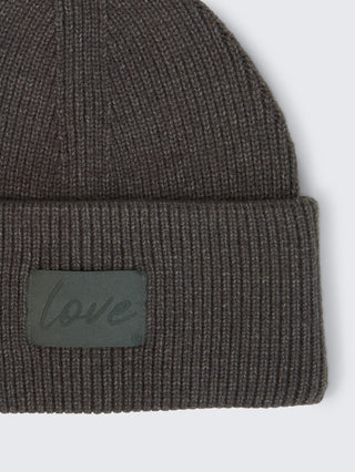 Beanie Mütze mit Badge