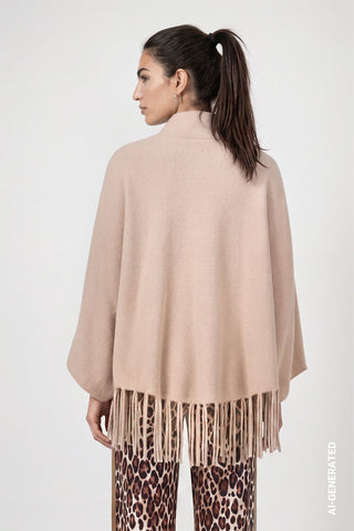 Strickcape mit Fransen