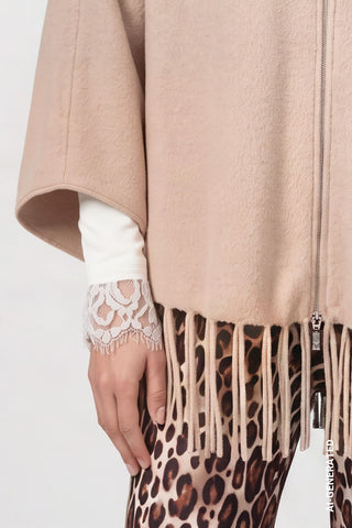 Strickcape mit Fransen